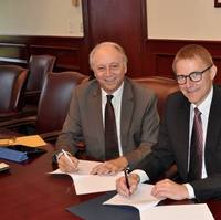 SUNY Maritime academic deal Gil Traub (left) and SIMAC vice president for academic affairs Jan Askholm sign the memorandum of agreement at SUNY Maritime College. The agreement paves the way for collaboration and partnership between the two institutions. (Photo: SUNY Maritime)