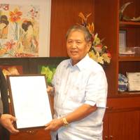 Takao Kuboki presented the certification to MAGMOL President Captain Francisco D. Menor.
