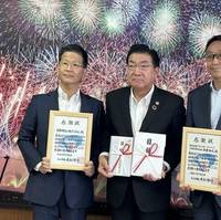 Tatsuya Shimomura, General Manager of NYK’s Akita Branch; Hiroyuki Oimatsu, Mayor of Daisen City; Hiroyuki Sato, President and CEO of Venti Japan Inc. © NYK