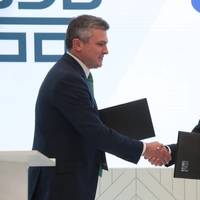The agreements were signed by Nikolay Kolesnikov, Executive Vice President and CFO of Sovcomflot (right), and Artem Dovlatov, CEO of VEB-Leasing (left). Photo: PAO Sovcomflot (SCF Group)