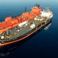 The ammonia STS operation from Berlian Ekuator (right) to Eco Enchanted (Credit: NYK)