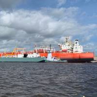 The Clean Canaveral providing cool-down services and bunkering LNG to the Eagle Brasilia (Photo: Polaris New Energy)