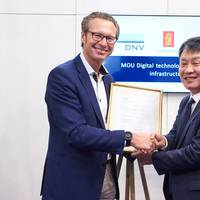 The DNV KHI MOU signing,.Left: Knut Ørbeck-Nilssen, CEO, DNV Maritime. Right: Oh Seong-Il, Senior Executive Vice President, Head of Sales Division from SHI. (Photo: DNV)