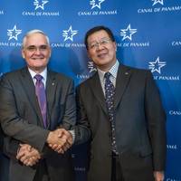 The Panama Canal Administrator, Jorge L. Quijano, with Zhang Guodong, General Manager, China COSCO Shipping Panama (right) and Paul XU, General Manager, China COSCO Shipping Panama (left). (Photo: Panama Canal Authority)