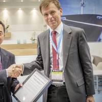 Tor E. Svensen, CEO of DNV GL – Maritime, presents Yoon Moon-kyoon, Senior Executive Vice President & COO of HHI’s Shipbuilding Division, with the Approval in Principle certificate for the SkyBench concept. (Photo: DNV GL)