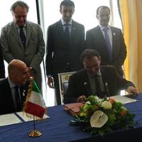 Ugo Salerno (seated, left) signing the agreement with Drydocks World