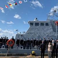 Ukrainian naval personnel and their American trainers pose in front of Sumy in the summer of 2021. (Photo: U.S. Coast Guard)