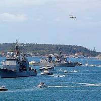 USS Chosin leads JDS Makinami through Sydney Harbour during the warship entry as part of the International Fleet Review 2013. (Photo: ABIS Cassie McBride)