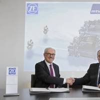 Wilhelm Rehm and Dr. Ulrich Dohle sign the collaboration agreement (Photo: ZF)