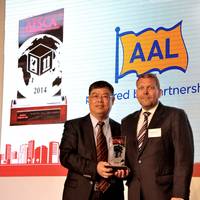 Wolfgang Harms (right), Managing Director, AAL Japan, receiving AAL’s award at the 2014 AFSCAs:  ‘Best Shipping Line – Project Cargo 2014’