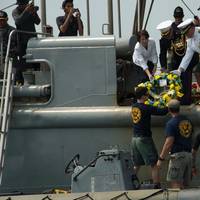Wreath-laying: Photo USN