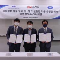 YEON Kyujin, KR’s Head of Plan Approval Center (right), KWON Ohgil, KLCSM’s Managing Director (center), and KIM Hyunjo, SHI’s Director of Marine Shipbuilding Research Center (left) at the MOU signing ceremony at this year’s Korea Ocean Expo in Incheon, Korea. (Photo: KR)