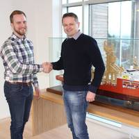 Yxney Maritme CEO Gjord Simen Sanna and SolstadFarstad Environmental Engineer Svein Erik Isaksen seal the MarESS deal.