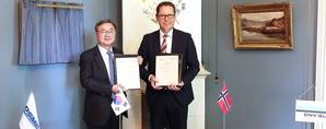 Signing the framework agreement: DSME President & CEO Sung-Geun Lee (L) and DNV GL Group President & CEO Remi Eriksen (R) at the DNV GL headquarters in Høvik.