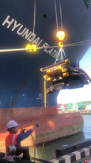 A underwater robot is deployed to clean the hull of the 5,000-TEU container ship M/V Hyundai Platinum. Photo: HMM