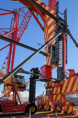 The leg extensions are put into place. Image courtesy Liebherr