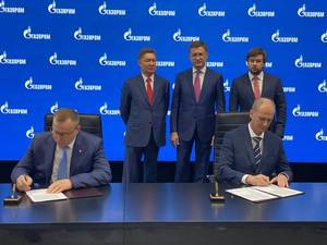 The agreements were signed at the 24th St. Petersburg International Economic Forum by Igor Tonkovidov, President and CEO of Sovcomflot, and Roman Dashkov, CEO of Sakhalin Energy, in the presence of Alexander Novak, Deputy Prime Minister of Russia, Pavel Sorokin, Russia’s Deputy Minister of Energy, and Alexey Miller, Chairman of the Management Committee of Gazprom. (Photo: PAO Sovcomflot)