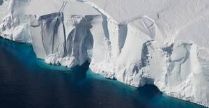 The front of Antarctica's Getz Ice Shelf. (Photo: Jeremy Harbeck/NASA)