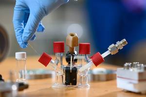 An H-cell modified with electrodes and an ion-conducting ceramic membrane to conduct sodium-air fuel cell experiments.
Credits:Credit: Gretchen Ertl / MIT