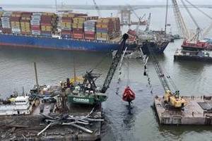 Cashman’s Dale Pyatt working with Sterling Equipment’s The Pulverizer; in the back drop is the Weeks 533 and Chesapeake 100. Photo courtesy DOD/DVIDS
