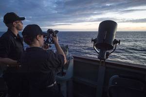Midshipmen from the U.S. Merchant Marine Academy, fix the ship's position using a sextant aboard the Arleigh Burke-class guided-missile destroyer USS Benfold (DDG 65). (Photo: Deven Leigh Ellis / U.S. Navy)