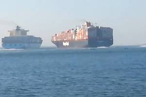 Video screenshot via PoliceInPortsaid of Colombo Express (right) about to collide with Maersk Tanjong in the Suez Canal