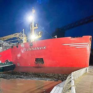 Great Lakes Towing Tugs Help Refloat 9,000-ton SUNNANVIK in the Cuyahoga River