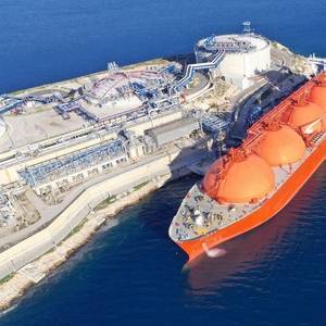 Russian LNG Pair Halts Exports as Sanctions Kick In