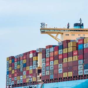 Maersk Sees Global Supply Chain Woes for Longer; Lifts 2022 Guidance