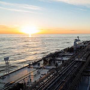 Ship Insurers Warn of Russian Oil Price Cap Evasion, Risks of 'Dark Fleet'