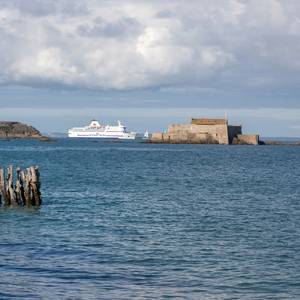 UK, France Sign Treaty to Protect Ferry Passengers in the Channel