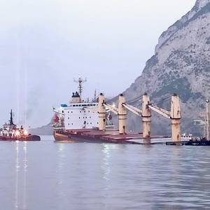 Bulk Carrier Aground After Collision with LNG Carrier in Gibraltar