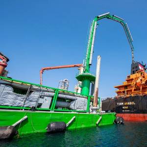 Exhaust-sucking Barges Slash Ship Emissions in Port