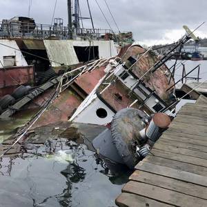 Abandoned Tug Sinks Near Seattle