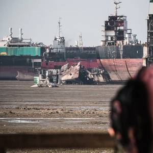 Widow of Bangladesh Shipbreaker Pursues Test Case on Worker Safety