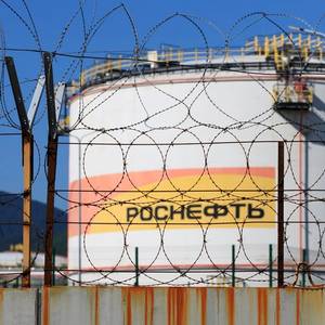 Rosneft Moves Into Tanker Chartering as EU Ban Looms