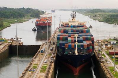 A boxship transits the Panama Canal (c) Searagen / AdobeStock