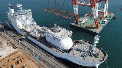 A liquefied hydrogen storage tank was installed on board the world's first liquefied hydrogen carrier Suiso Frontier at Harima Works in March 2020. (Photo: Kawasaki Heavy Industries)