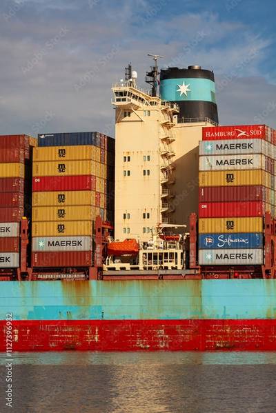 A Maersk boxship in the port of Oakland. (c) Tom Nast / Adobestock