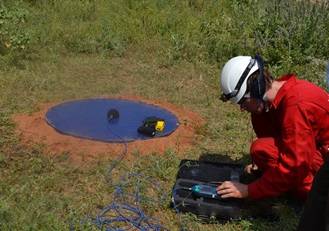 A technician sets up the acoustic measuring equipment at the wind turbine site (Photo: ABS)