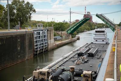 A tow enters the lock chamber from downstream at Brandon Road Lock and Dam in Joliet, Illinois. (Photo: USACE  Rock Island District)