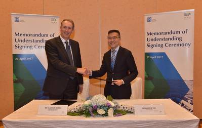 LR CEO Alastair Marsh with MPA Chief Executive Andrew Tan following signing of R&D and innovation MoU (Photo:  Lloyd's Register)