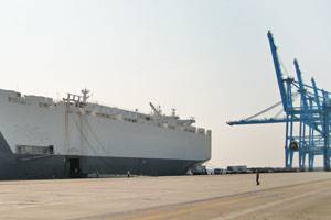 Alliance St. Louis docked at APM Terminals Virginia and preparing to load rolling stock cargo (Photo courtesy Maersk Line, Limited)