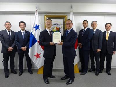Ambassador Diaz of Panama presents the certificate (Photo: K Line)