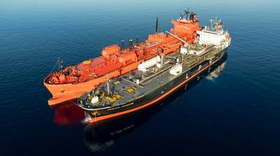 The ammonia STS operation from Berlian Ekuator (right) to Eco Enchanted (Credit: NYK)