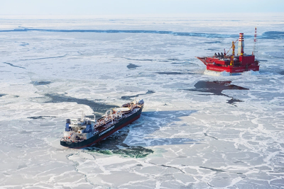 Arctic shuttle tanker Mikhail Ulyanov equipped with ABB’s RDS system, by the Prirazlomnaya offshore platform (Photo: ABB)