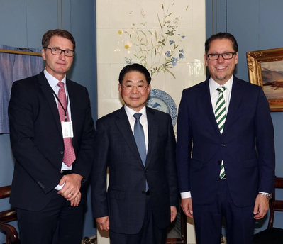 At the signing (L to R): Tommy Bjørnsen, Regional Manager Korea & Japan, DNV GL – Maritime, Mun-Keun Ha, Senior Executive Vice President, SHI, and Remi Eriksen, DNV GL Group President & CEO. (Photo: DNG GL)