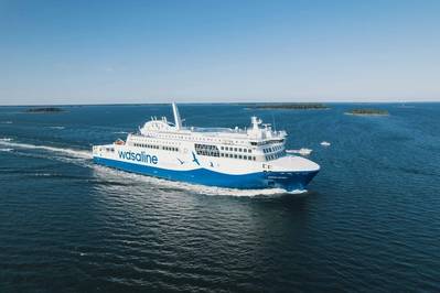 The Aurora Botnia, Wasaline’s flagship, represents one of the most advanced hybrid propulsion applications in the RoPax sector. Delivered in 2021, the vessel combines dual-fuel Wärtsilä 31DF engines—capable of running on LNG, LBG (liquefied biogas), and conventional marine fuels—with a large-scale battery energy storage system (BESS). Image courtesy Wasaline