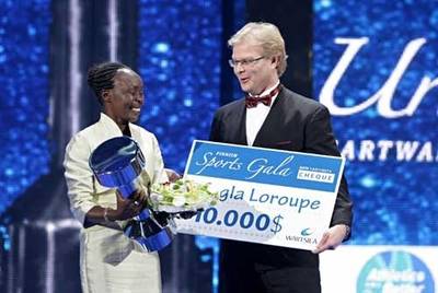 Award to Tegla Loroupe: Photo credit Wärtsilä