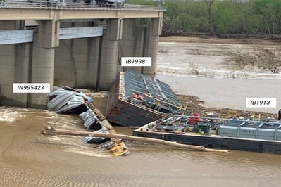Barges IN995423 and IB1938 against the lower dam gates. IB1913 is receiving methanol from IB1938 through a cargo transfer hose. (Background source: U.S. Coast Guard)